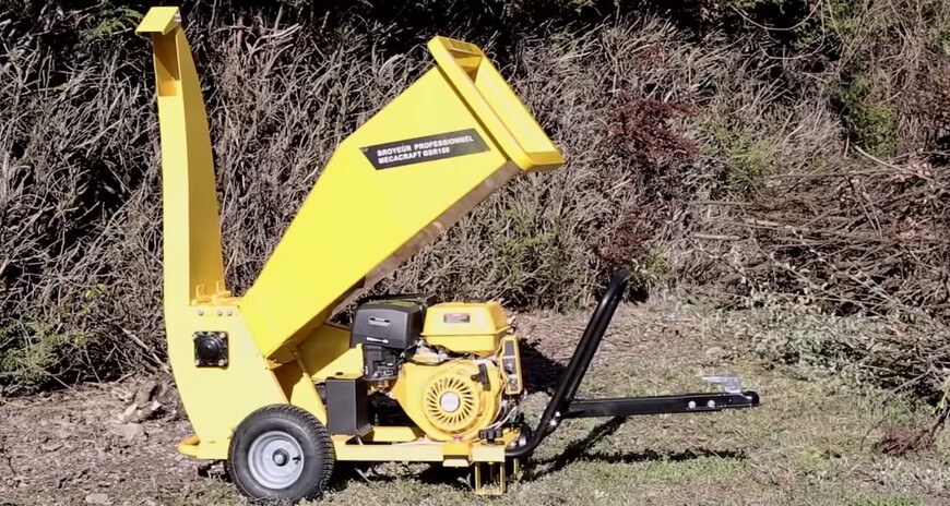 broyeur de végétaux sur tracteur