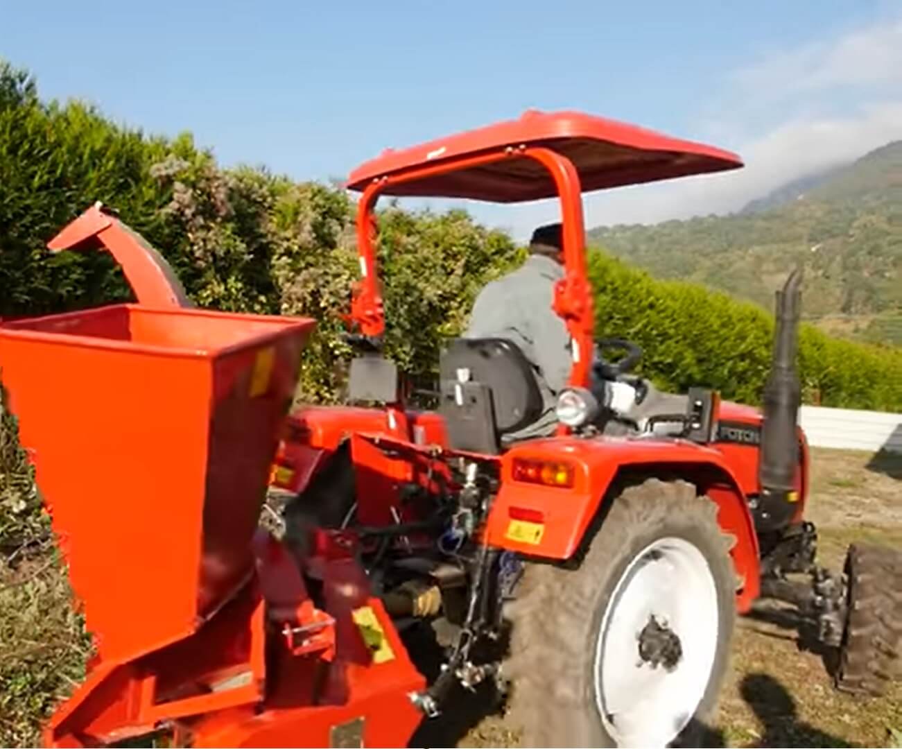 broyeur de végétaux derrière tracteur